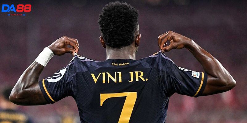 Cơn lốc đường biên Vinicius đã rất gần Quả bóng vàng 2024